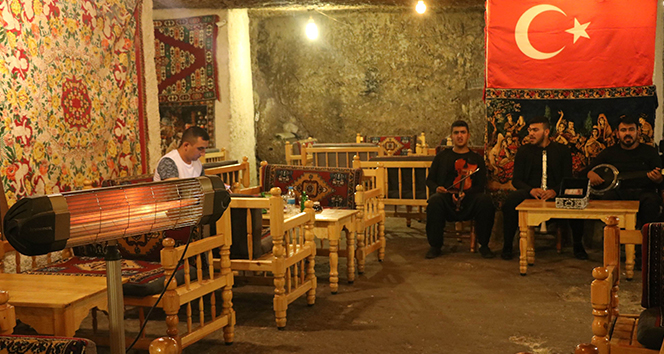 Dışarısı 44 derece, içeride sobayla ısınıyorlar